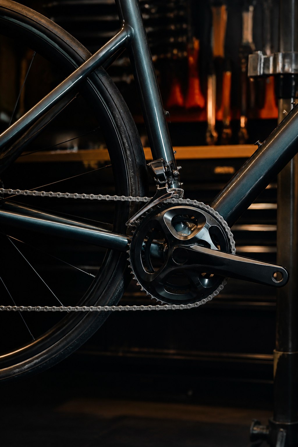 Dettaglio di una bicicletta in officina